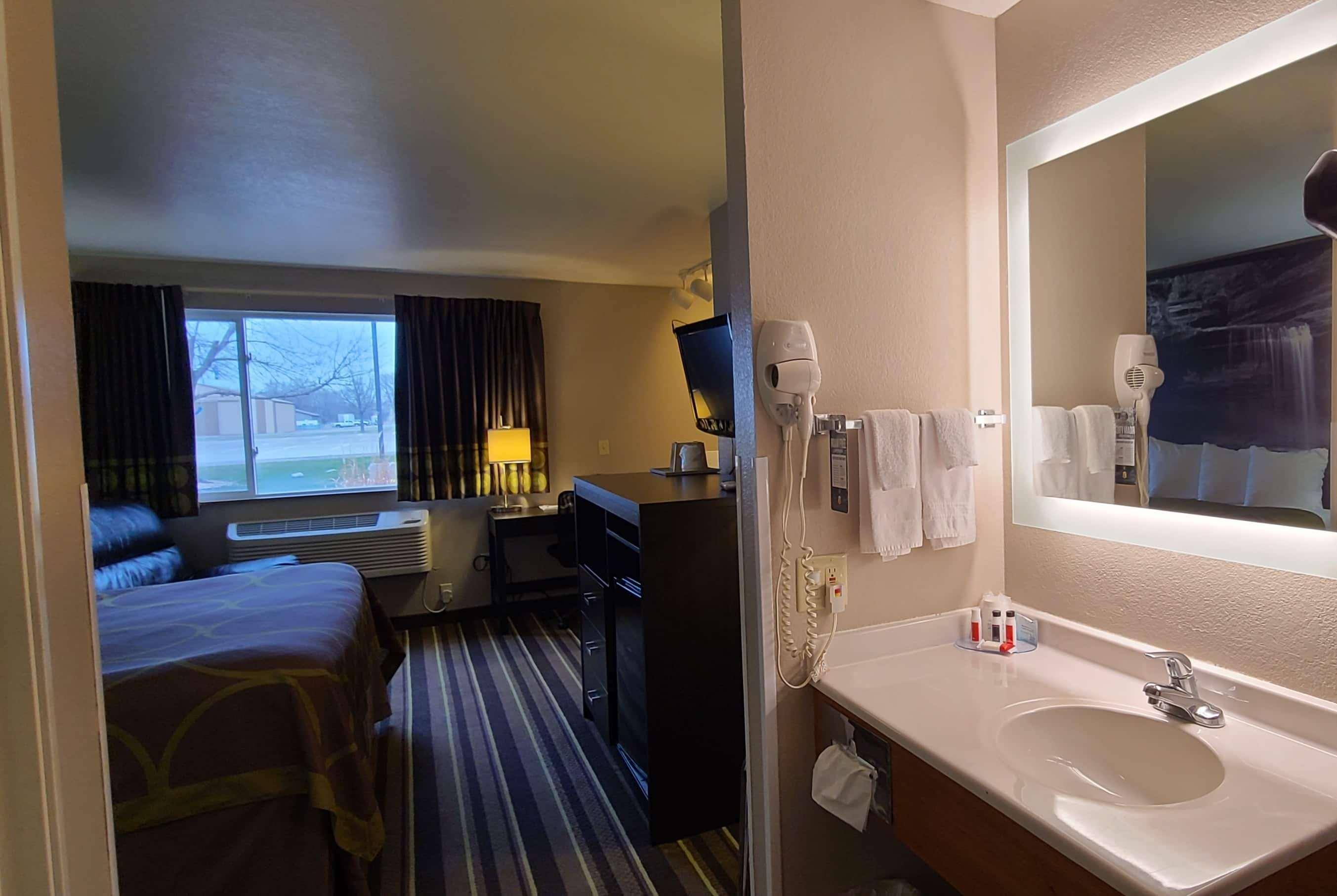 Super 8 By Wyndham Brookings Hotel Exterior photo