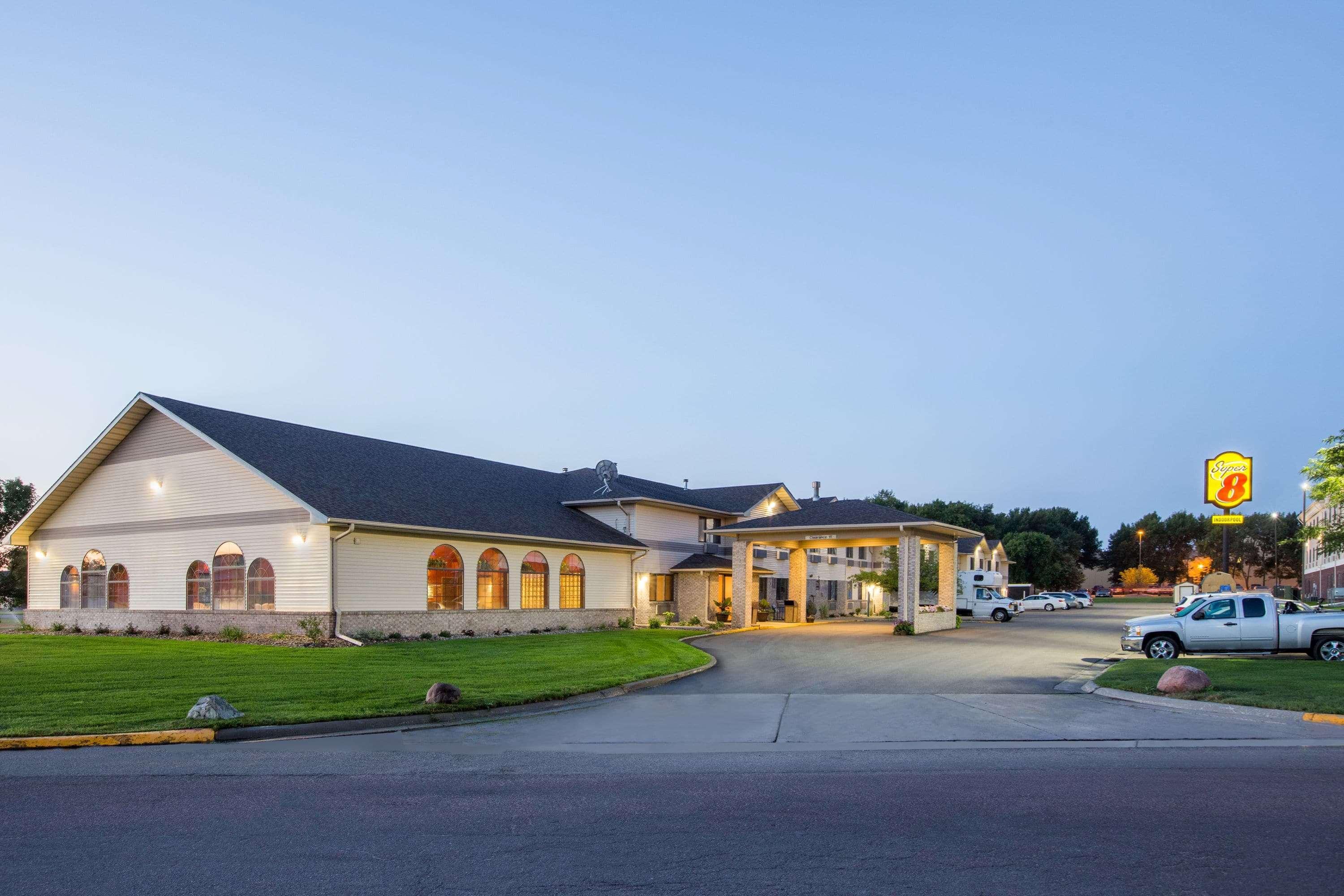 Super 8 By Wyndham Brookings Hotel Exterior photo